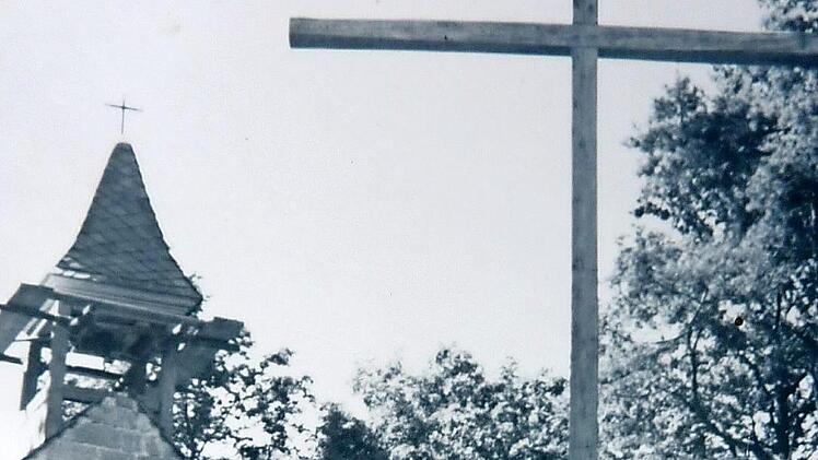 Aus früheren Jahren stammt dieses alte Schwarz-Weiß-Foto: Es zeigt den Aufbau der Kapelle und des Kreuzes auf Eberns "Heiligem Berg", so entstand das Käpelle.  Fotos: Helmut Will und privat
