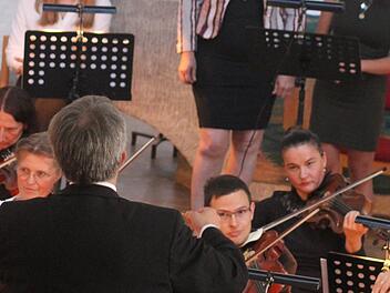 Gemeinsam mit Iris Meier trug Alessia Zapf (hinten, rechts) Bette Midlers "The Rose" vor. Foto: Sonny Adam