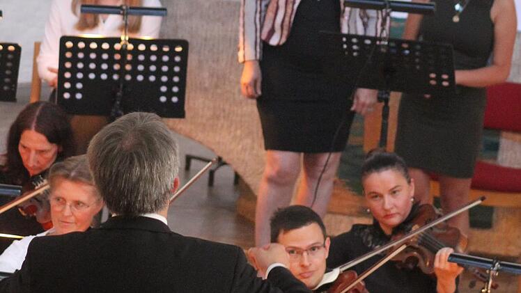 Gemeinsam mit Iris Meier trug Alessia Zapf (hinten, rechts) Bette Midlers "The Rose" vor. Foto: Sonny Adam