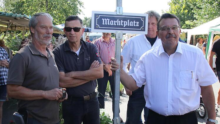 Bürgermeister Jürgen Wittmann hatte ein Schild mit der Aufschrift "Marktplatz" dabei. Es soll während des Markttreibens am Marktcafé angebracht werden . Fotos: Michael Stelzner