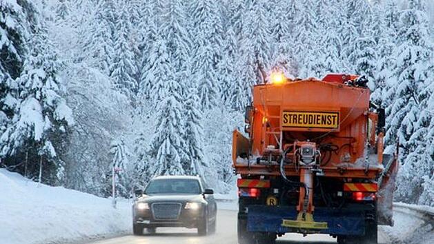 Schnee, Streusalz und Splitt setzen dem Fahrzeug besonders zu. Von Streufahrzeugen sollte man deshalb einen gebührenden Abstand halten und sie möglichst nicht überholen, insbesondere auf Autobahnen, denn sie schleudern ihr Salz über die gesamte Fahrbahnbreite.   Foto: Deutsches Lackinstitut