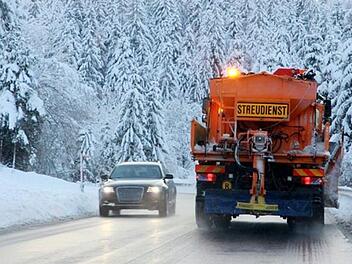 Schnee, Streusalz und Splitt setzen dem Fahrzeug besonders zu. Von Streufahrzeugen sollte man deshalb einen gebührenden Abstand halten und sie möglichst nicht überholen, insbesondere auf Autobahnen, denn sie schleudern ihr Salz über die gesamte Fahrbahnbreite.   Foto: Deutsches Lackinstitut