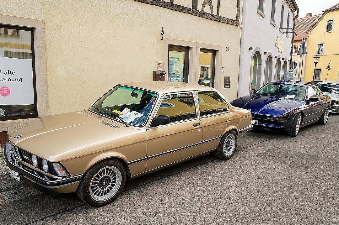 Historische Automobile und Motorräder