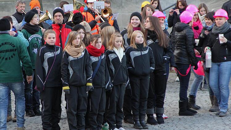 Viele Gruppen hatten sich auf dem Marktplatz eingefunden.