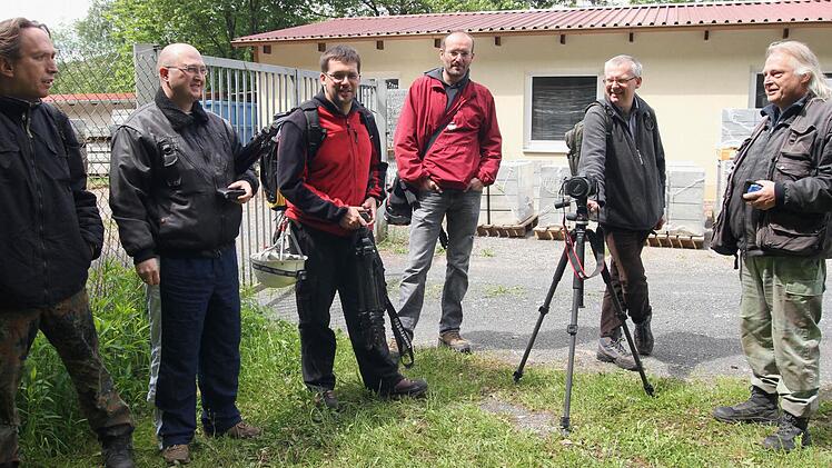Letzte Absprache vor dem Betreten der Stollen: Oliver Kulbe (Zweiter von rechts) mit Mitstreitern von der Interessengemeinschaft "Unterwelt München". Alte Industrie- und Stollenanlagen faszinieren sie.