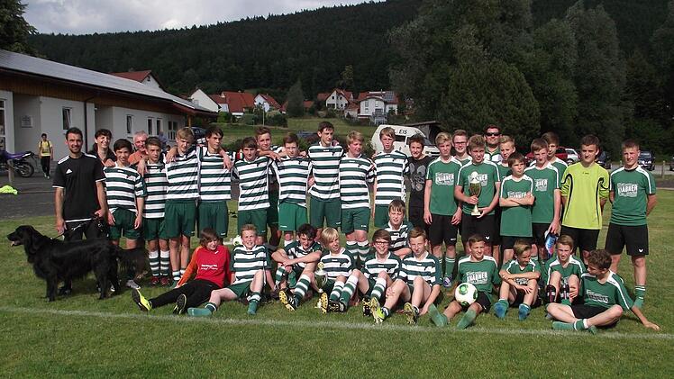 Der SV Friesen (links) hat den Sparkassen-Pokal der C-Junioren gewonnen. Im Finale setzten sich die Friesener gegen die SG Neukenroth (rechts) durch. Mit im Bild Christine Biesenecker (Zweite von links) von der Sparkasse Kulmbach-Kronach und Kreisjugendleiter Michael Deuerling (Vierter von links). Foto: Dieter Wolf