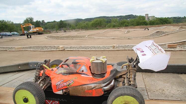 Die superschnellen RC-Cars fiebern schon dem ersten Rennen auf dem neuen Plassenburgring entgegen. Die Suche nach dem Abbau der Rennstrecke im Goldenen Feld dauerte Jahre: Hinter der Kläranlage haben die Crossautofans jetzt eine neue Heimat gefunden. Und die neue Strecke ist mit 390 Metern und vielen Sprüngen viel besser als die alte. Die war nur 250 Meter lang. Foto: Sonja Adam