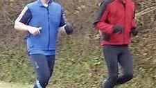 Gemeinsames Training als Motivation: Markus Dück (links) und Alexander Müller bereiteten sich mit Joggen auf den Fitnesstest vor.  Foto: Feuerwehr Weismain