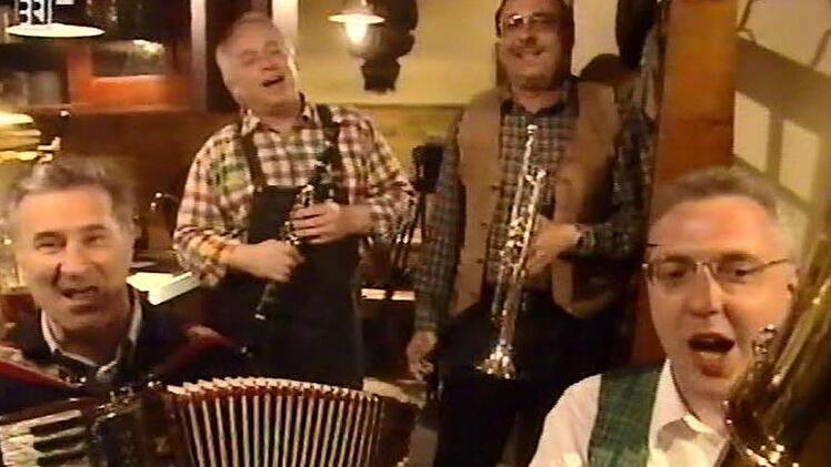 ... und spielt anschließend gleich ein Liedla zusammen mit seinen Musikerkollegen Harald Hübner (rechts), Herbert Bauer (links) und Rainer Popp von der Dompfblosn. Screenshots: BR