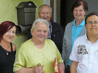 Elsa Hofmann (vorne, Bildmitte) im Kreise der Familie und weiteren Gratulanten. Foto: Klaus-Peter Wulf