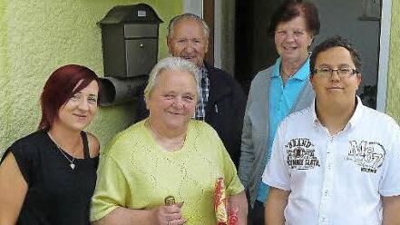 Elsa Hofmann (vorne, Bildmitte) im Kreise der Familie und weiteren Gratulanten. Foto: Klaus-Peter Wulf