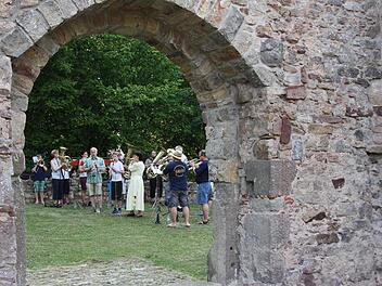 Mit Blasmusik wurde der Kiliani-Gottesdienst an der Kirchenruine untermalt. Foto: Arnold Nöth