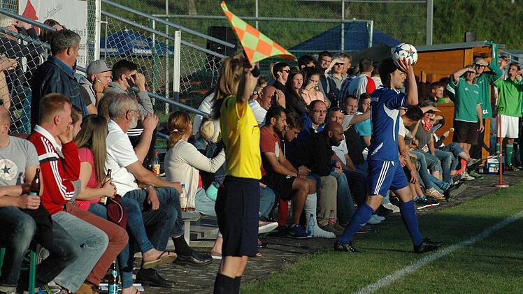 Szene aus dem Eröffnungsspiel zwischen dem SV Riedenberg (grünes Trikot) und dem TSV Münnerstadt (3:1). Foto: Sebastian Schmitt