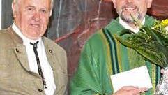 Walter Brünnler (links) verabschiedete Pfarrer Pater Richard Brütting namens der katholischen Kirchenstiftung und des Pfarrgemeinderats. Foto: Gerhard Schmidt