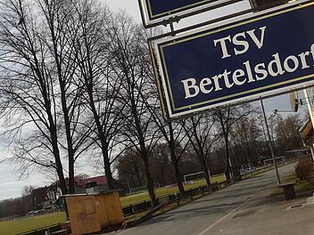 Wenn in den nächsten drei Monaten kein neuer Vorsitzender gefunden wird, der den Verein leitet, würde der TSV Bertelsdorf - hier das Spirtheim und links der Sportplatz - zunächst unter Zwangsverwaltung gestellt werden. Foto: Jochen Berger