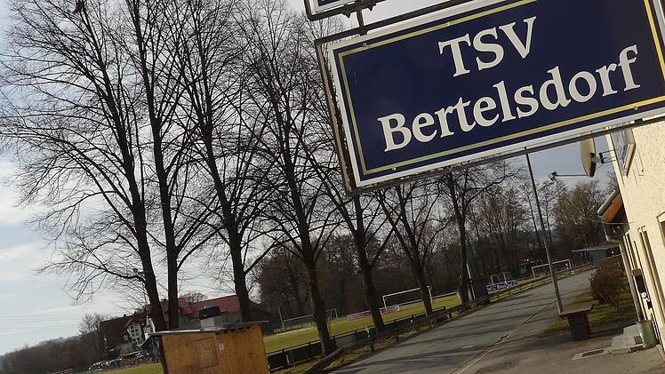 Wenn in den nächsten drei Monaten kein neuer Vorsitzender gefunden wird, der den Verein leitet, würde der TSV Bertelsdorf - hier das Spirtheim und links der Sportplatz - zunächst unter Zwangsverwaltung gestellt werden. Foto: Jochen Berger