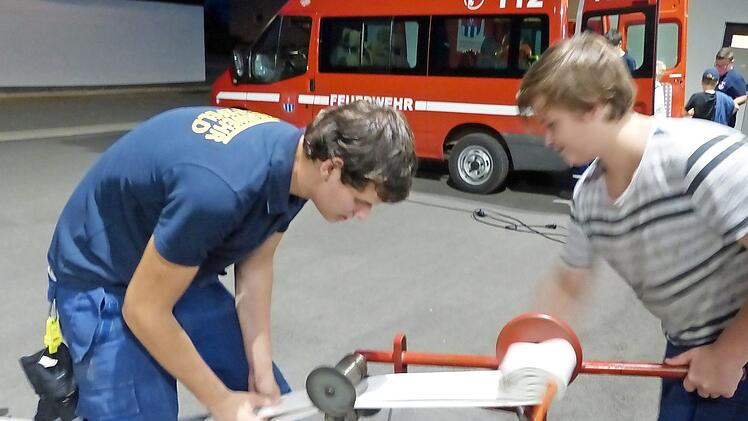 Junge Feuerwehrler packen an.