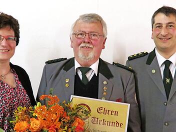 Der Schützenmeister der Hubertus-Gilde, Michael Fell (rechts) ernannte Richard Kraus zum Ehrenschützenmeister. Es gratulierte Bürgermeisterin Patricia Schießer.  Foto: Doris Bauer