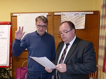 Bürgermeister Werner Burger (rechts) vereidigte das neue Ratsmitglied Klaus Lauterbach (links) aus Walberngrün.Klaus-Peter Wulf