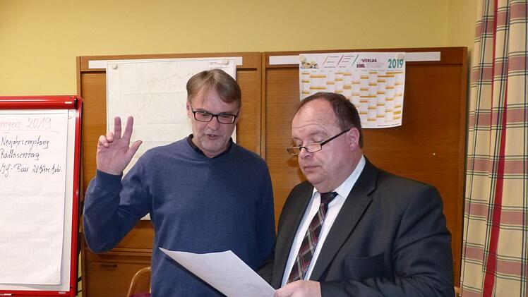 Bürgermeister Werner Burger (rechts) vereidigte das neue Ratsmitglied Klaus Lauterbach (links) aus Walberngrün.Klaus-Peter Wulf