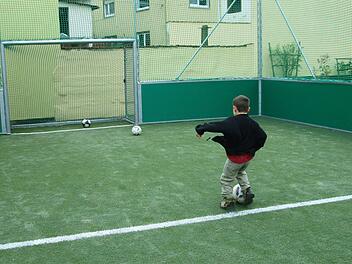 Soft- statt Lederbälle und eine in Kürze erfolgende Bandendämmung reduzieren den Lärm auf dem Soccerplatz.  Foto: Winfried Ehling