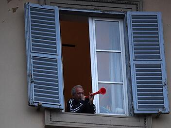 In Italien musizierten die Bürger, die momentan nicht ihr Haus verlassen können, spontan von ihren Balkonen und Fenstern aus. Alessandra Tarantino/AP/dpa