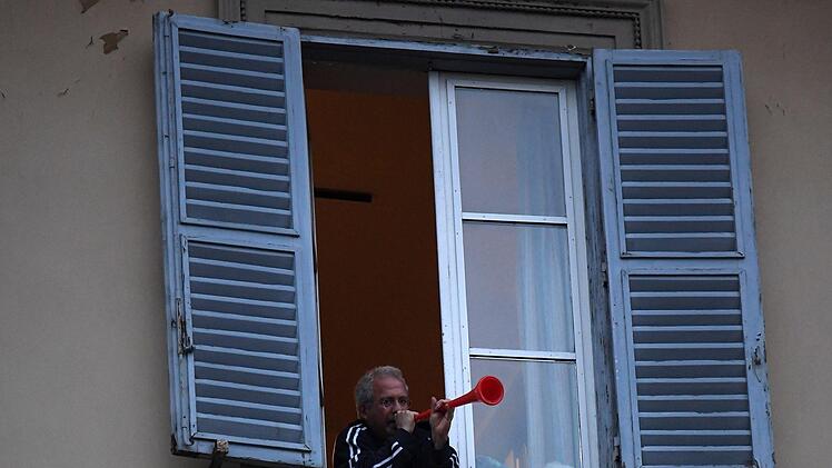 In Italien musizierten die Bürger, die momentan nicht ihr Haus verlassen können, spontan von ihren Balkonen und Fenstern aus. Alessandra Tarantino/AP/dpa