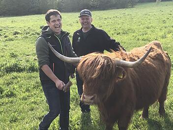 Kuh "Mimi" wird gekämmt! Timo Bürger (links) und Hartmut Gundermann haben sichtlich Spaß mit ihren schottischen Hochlandrindern. Fotos: Christoph Böger
