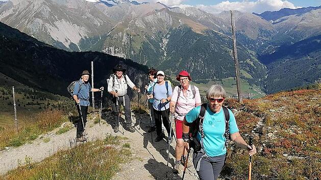 Wanderwoche mit 46 Teilnehmern nach Osttirol: Vor der imposanten Kulisse des Großglockners kommen diese Wanderer bei einem Anstieg ganz schön ins Schwitzen.