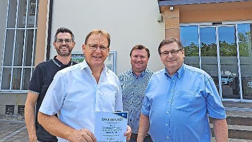 Seit 40 Jahren ist der K&uuml;pser B&uuml;rgermeister Bernd Rebhan (mit Urkunde) im &ouml;ffentlichen Dienst t&auml;tig. Dazu gratulierten Zweiter B&uuml;rgermeister Thomas Meyer (r.), Gesch&auml;ftsleitender Beamter Torsten Michel (l.) und Bauamtsleiter Christian Ebertsch.