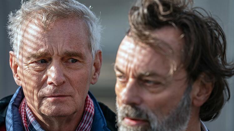 Jodoc Luzel (Peter Benedict, rechts) und Brecan Priziac (Hans-Uwe Bauer) fürchten, dass ihr dunkles Geheimnis nach vielen Jahren ans Licht kommt.
