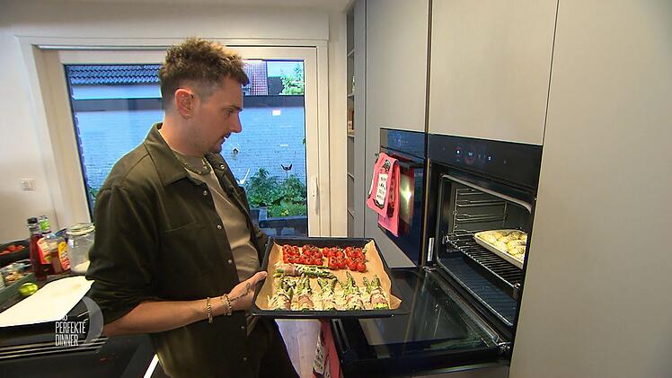 Der Ofen ist Marcs bester Freund, denn hier bräunen die Hasselback-Potatoes sowie der Spargel mitsamt Tomaten.