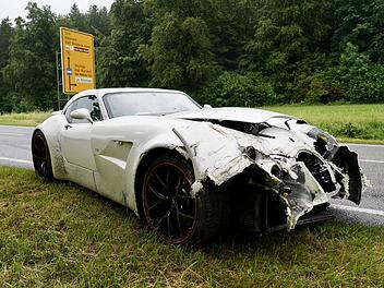 Senior f&auml;hrt teuren Sportwagen gegen Leitplanke