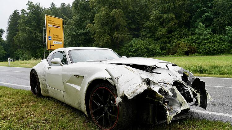 Senior f&auml;hrt teuren Sportwagen gegen Leitplanke