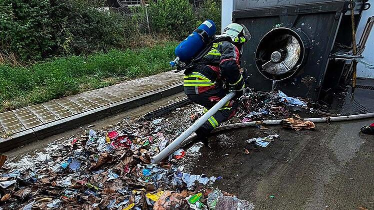 Supermarkt in Bad Staffelstein evakuiert: Feuerwehr bek&auml;mpft Rauchentwicklung