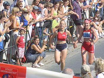 Die Feuerwehr Ebermannstadt übernimmt wieder die Absperrung im Stadtgebiet. Foto: Archiv/Grafik: Carolin Höfler