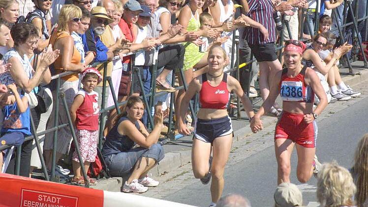 Die Feuerwehr Ebermannstadt übernimmt wieder die Absperrung im Stadtgebiet. Foto: Archiv/Grafik: Carolin Höfler