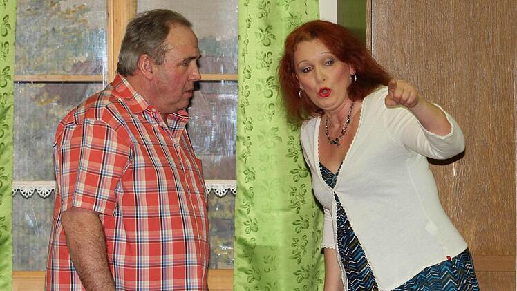 Bobby-Joe Undiener (links) als Familienvater Peter Schlicht und seine Ehefrau Elisabeth (Magda Stöhr) in "Urlaub auf Balkonien".