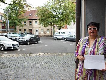 Katja Baumann sammelt Unterschriften für den Erhalt der Parkplätze. Fotos: Arkadius Guzy