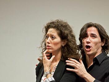 Mit neuen Sängern in den Hauptrollen lockt die Wiederaufnahme-Premiere von Verdis "La Trav iata" am Landestheater: Ana Cvetkovic-Stojnic als Violetta und José Manuel als Alfredo. Foto: Jochen Berger