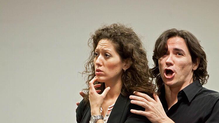 Mit neuen Sängern in den Hauptrollen lockt die Wiederaufnahme-Premiere von Verdis "La Trav iata" am Landestheater: Ana Cvetkovic-Stojnic als Violetta und José Manuel als Alfredo. Foto: Jochen Berger