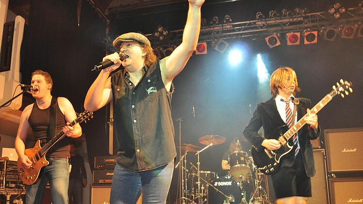 Auch Europas größte AC/DC-Tribute-Band, "Barock" ist zu Gast. Die Musiker werden am 9. Januar über die Bühne der Stadthalle in Haßfurt fetzen. Foto: Ulrike Langer