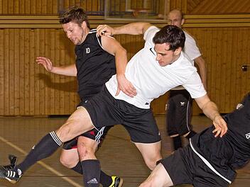 Mit vollem Einsatz wird am Samstag in der Michelauer Mainfeldhalle um den Hallen-Cup 2016 gekämpft. Der Erlös des Turniers für Hobbykicker kommt dem Hospizverein Lichtenfels zugute.  Foto: Klaus Gagel/Archiv