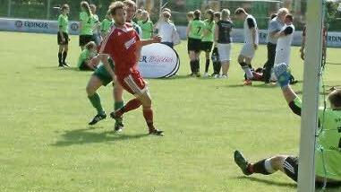 Soeben erzielt der Rothenkirchener Sebastian Müller das 2:0 gegen den SV Reitsch. Der Reitscher Torwart Tobias Gratzke ist chancenlos.