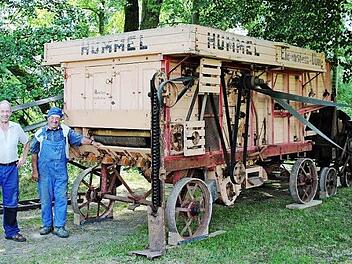 Ludwig Klemens (links) und Georg Pornschlegel vor dem historischen Gespann mit Dreschmaschine und Strohpresse Foto: Franz B&ouml;hmer