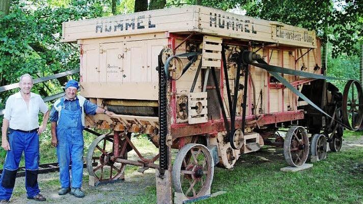 Ludwig Klemens (links) und Georg Pornschlegel vor dem historischen Gespann mit Dreschmaschine und Strohpresse Foto: Franz B&ouml;hmer