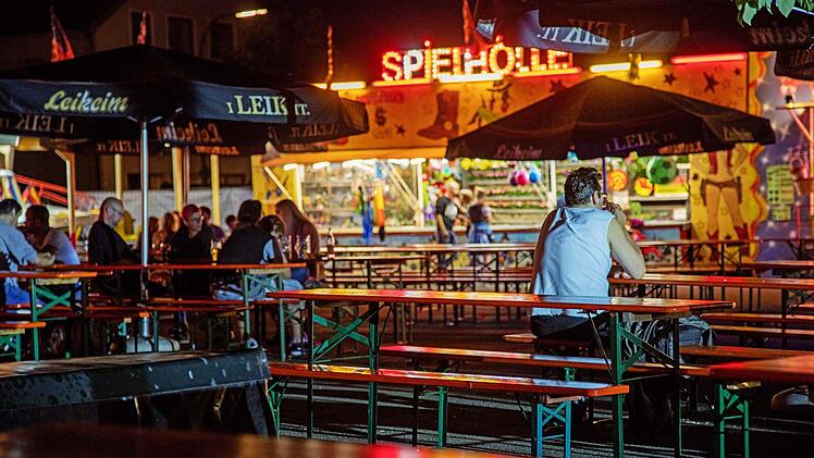 Auch das Farbenspiel konnte nicht über die trübe Stimmung während der Long-Night-Party hinwegtäuschen.