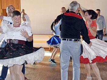 Die Square Dancer haben Jugendlichen ihr Hobby gezeigt. Der Tanz, der aus den USA stammt, ist auch in Franken beliebt.  Fotos: Andreas Welz