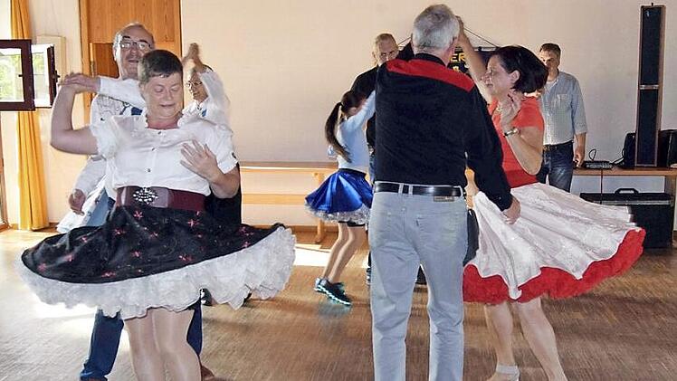 Die Square Dancer haben Jugendlichen ihr Hobby gezeigt. Der Tanz, der aus den USA stammt, ist auch in Franken beliebt.  Fotos: Andreas Welz