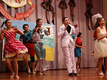 Einen Showtanz zeigten die Brückenauer Teenies, frei nach dem Musical Mama Mia. Foto: Thomas Dill